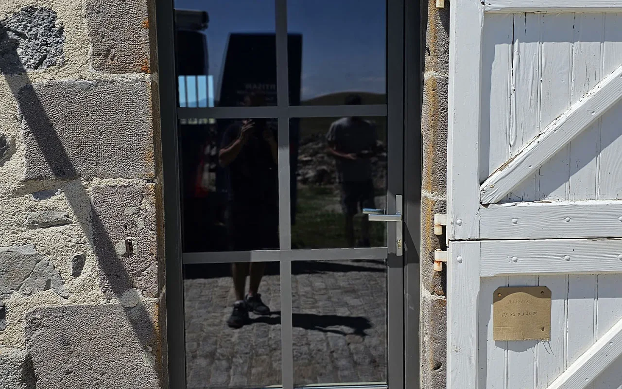 Porte d'entrée en alu à Issoire - Conseil, fourniture et pose par AJ Menuiserie