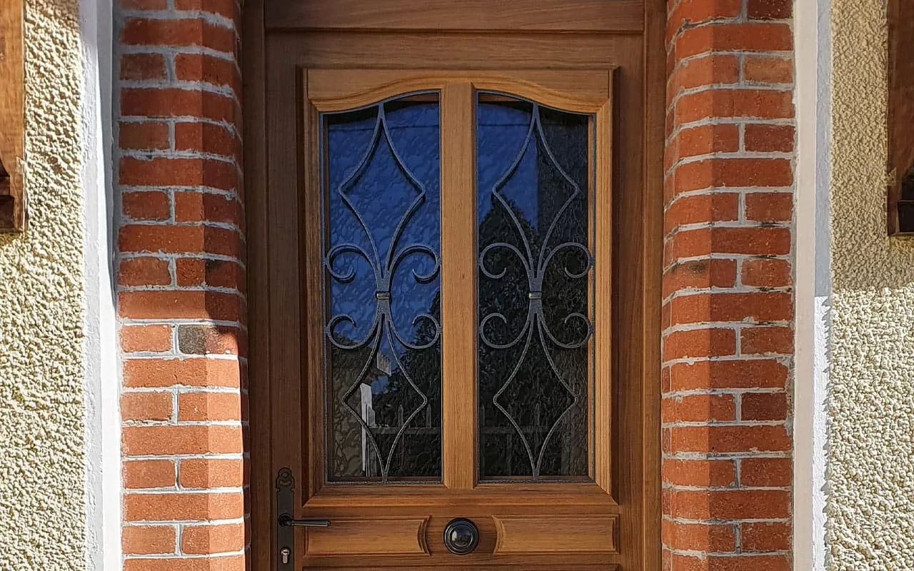 Fourniture et pose de porte d'entrée en bois à Issoire - AJ Menuiserie, à Nonette-Orsonnette