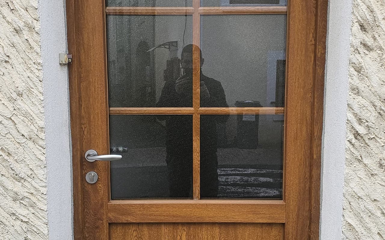 Pose de porte en bois à Issoire - AJ Menuiserie