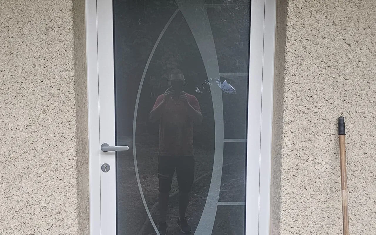Porte d'entrée design en PVC - Fourniture, conseil et pose par AJ Menuiserie