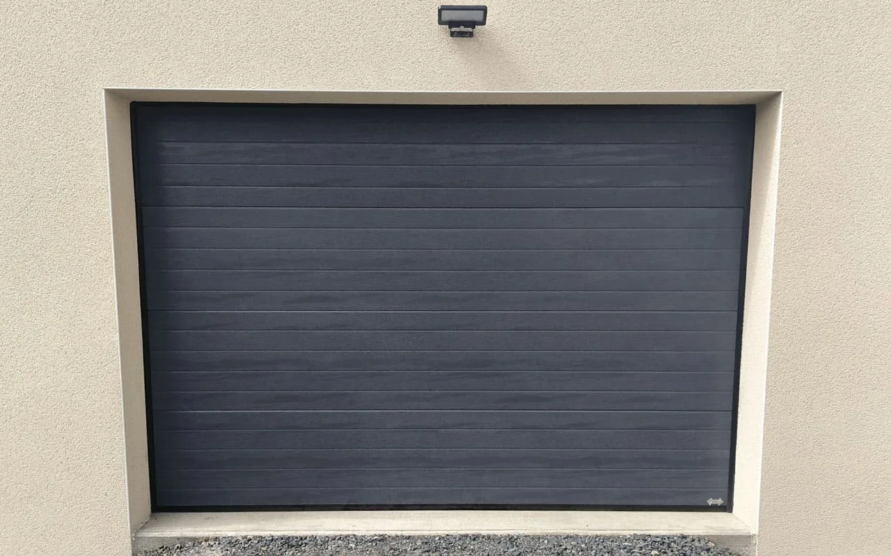 Fourniture et pose de porte de garage par AJ Menuiserie