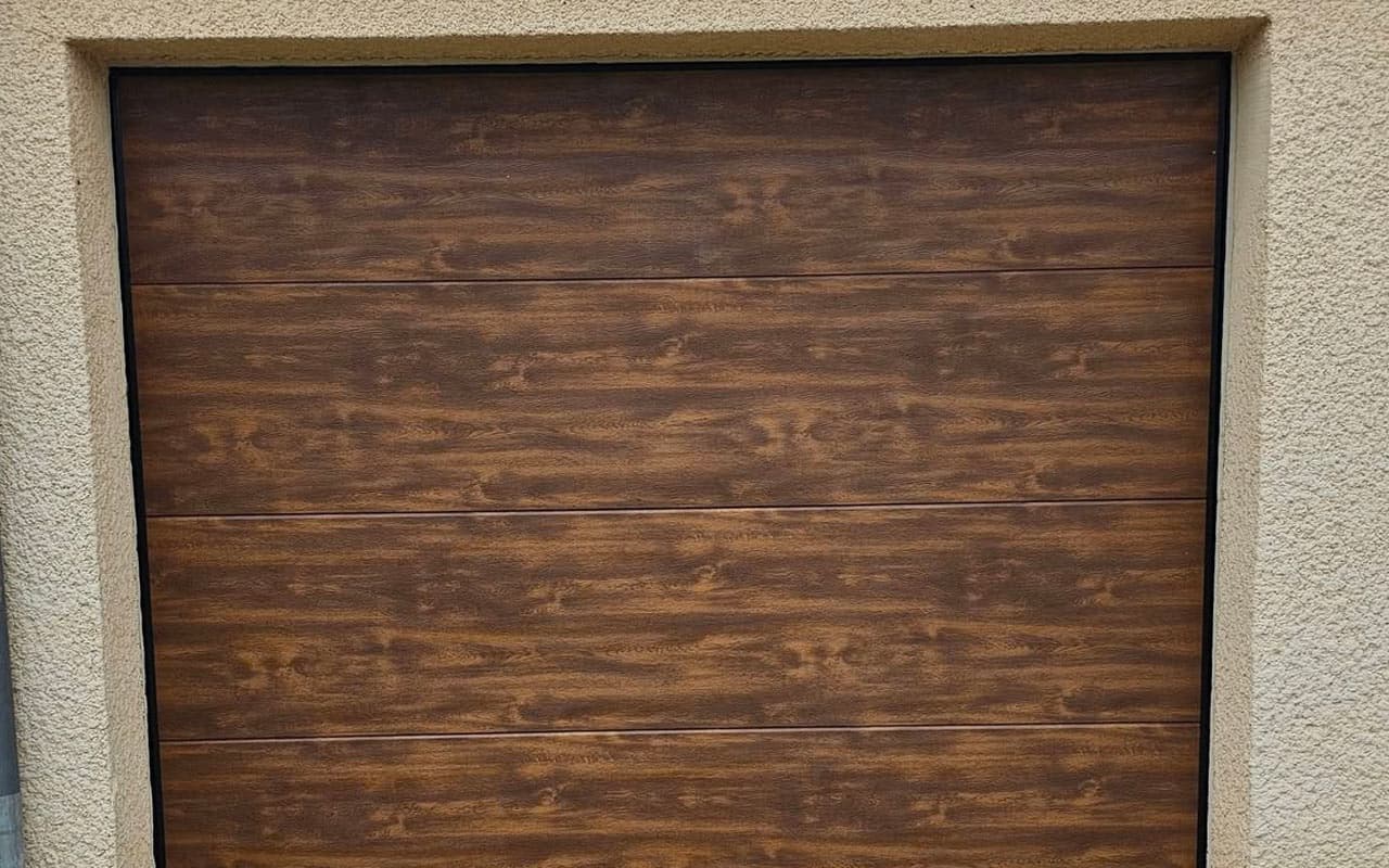 Installation porte de garage en Auvergne - AJ Menuiserie, artisan RGE