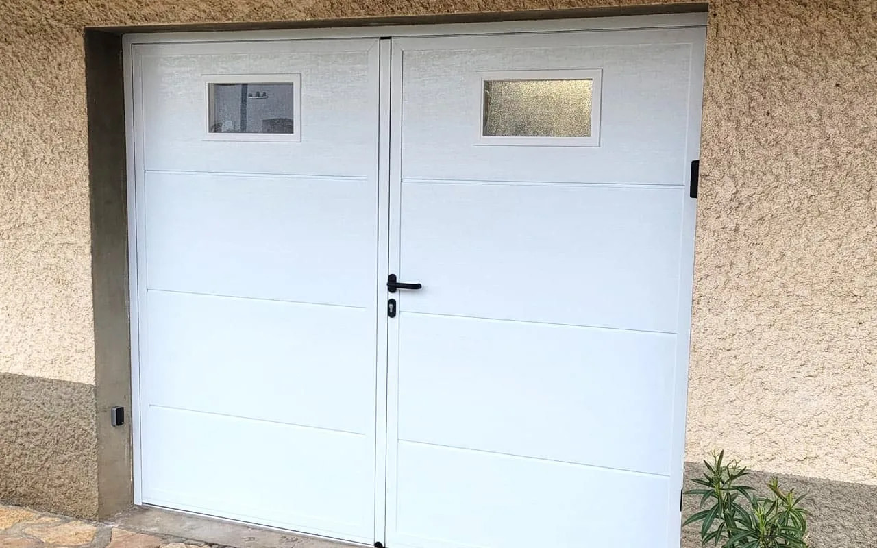 Réalisation installation porte de garage par AJ Menuiserie