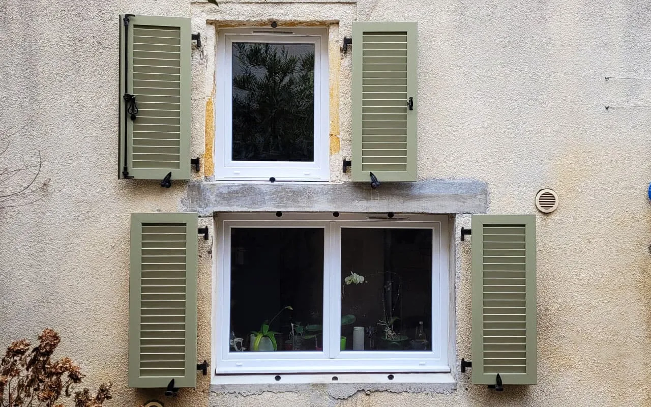 Pose de volet battant à Issoire en Auvergne - AJ Menuiserie artisan certifié QUALIBAT RGE