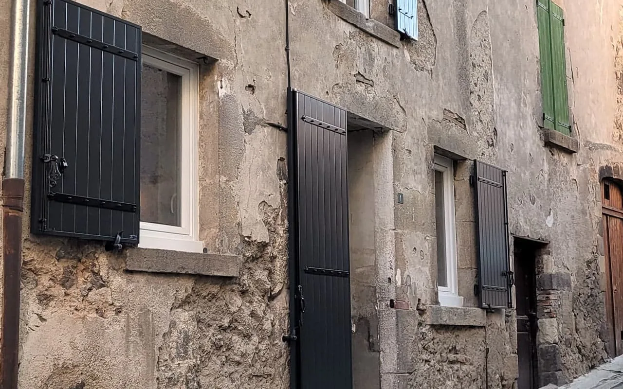Installation de volets battants en bois à Issoire et dans le Puy-de-Dôme - AJ Menuiserie artisan certifié QUALIBAT RGE