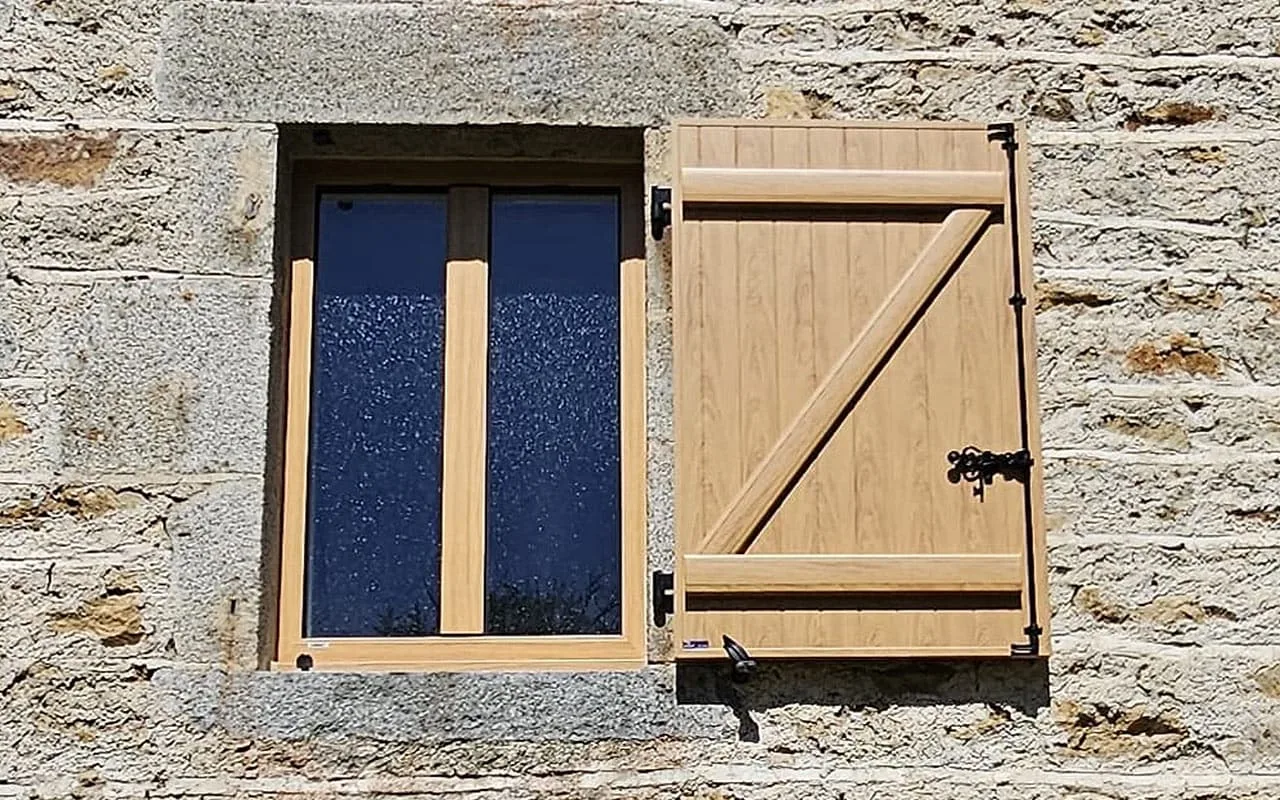 Réalisation de pose de volet battant à Issoire en Auvergne - AJ Menuiserie artisan certifié QUALIBAT RGE