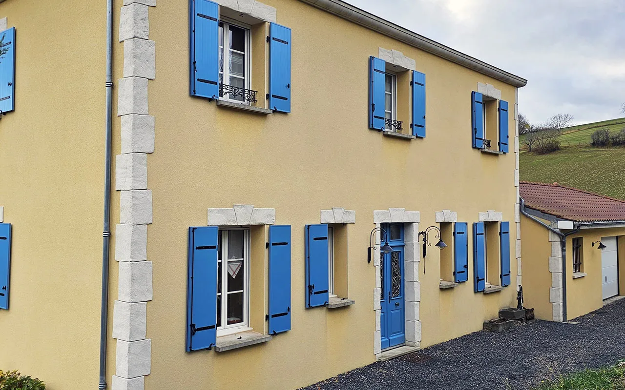 Pose de volets battants à Issoire en Auvergne par un artisan Qualibat RGE - AJ Menuiserie
